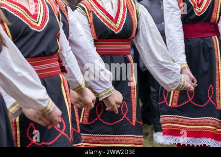 Jeunes filles, dansant en costumes traditionnels macédoniens. Une partie du festival. Cérémonie des mariées . Kriva Palanka Macédoine 2023 Banque D'Images