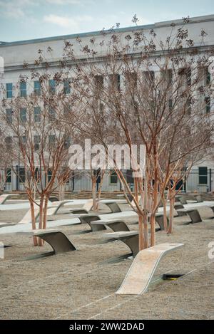 Le Pentagone Memorial, anciennement le National Pentagone Memorial 9/11, situé juste au sud-ouest du Pentagone dans le comté d'Arlington, Virginie, États-Unis Banque D'Images