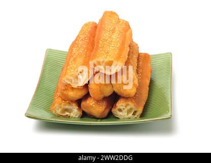 Beignets chinois sur fond blanc Banque D'Images