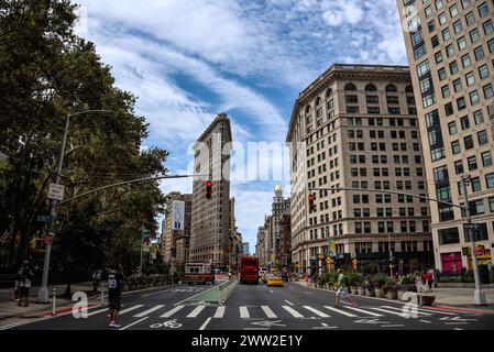 Le Flatiron Building semble de la 5ème Avenue près de Madison Square Park - Manhattan, New York City Banque D'Images