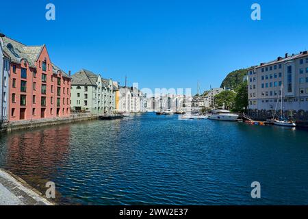 Alesund, Norvège - 06 07 2022 : beau port dans le centre-ville d'Alesund le long de la côte de l'océan atlantique en Norvège par une journée ensoleillée avec blu Banque D'Images