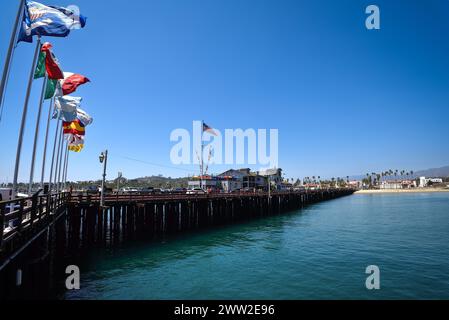 Drapeaux de campagne sur Stearns Wharf près de la côte de Santa Barbara, Californie Banque D'Images