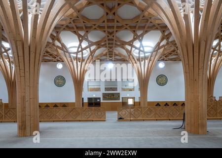 Arches voûtées en bois, vue sur l'espace de prière des femmes, la mosquée centrale de Cambridge, Cambridge, Angleterre Banque D'Images