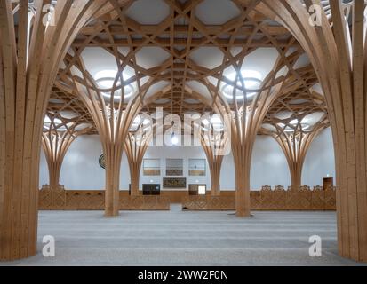 Arches voûtées en bois, vue sur l'espace de prière des femmes, la mosquée centrale de Cambridge, Cambridge, Angleterre Banque D'Images