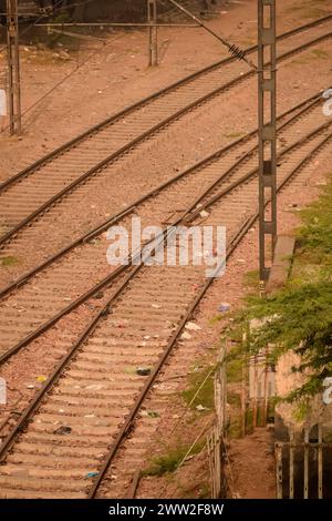 Vue des voies ferrées du milieu pendant la journée à la gare ferroviaire de Kathgodam en Inde, vue de la voie ferrée du train, jonction ferroviaire indienne, Banque D'Images