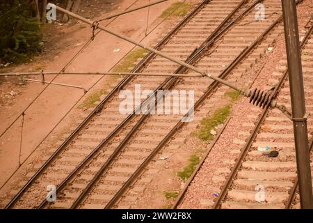 Vue des voies ferrées du milieu pendant la journée à la gare ferroviaire de Kathgodam en Inde, vue de la voie ferrée du train, jonction ferroviaire indienne, Banque D'Images