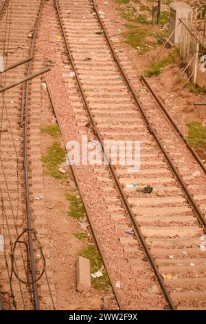 Vue des voies ferrées du milieu pendant la journée à la gare ferroviaire de Kathgodam en Inde, vue de la voie ferrée du train, jonction ferroviaire indienne, Banque D'Images