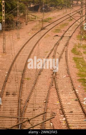 Vue des voies ferrées du milieu pendant la journée à la gare ferroviaire de Kathgodam en Inde, vue de la voie ferrée du train, jonction ferroviaire indienne, Banque D'Images