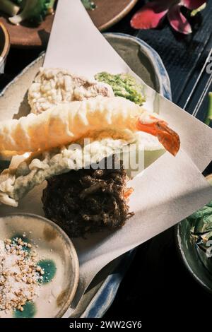 Tempura de crevettes et légumes, Okinawa, Japon Banque D'Images