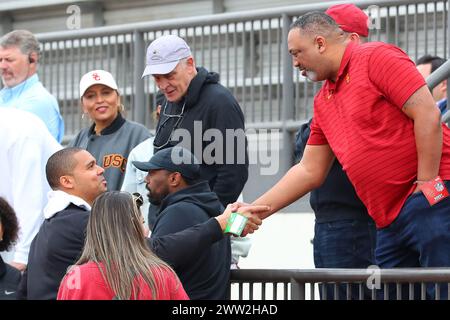 Ryan Pace, directeur général des Chicago Bears, accueille Carl Williams, père du quarterback Caleb Williams lors du Southern California Trojans Pro Day, mercredi 20 mars 2024, à Los Angeles. (Kevin Terrell/image du sport) Banque D'Images