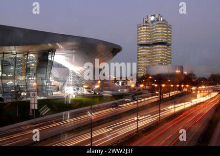 Themenbild zur BMW GROUP Jahrespressekonferenz AM 21.03.2024. Archivfoto : Die BMW Welt wird zwischen August 2003 und Herbst 2007 von den Architekten Coop Himmelblau fuer BMW in direkter Naehe zum Vierzylinder in Muenchen errichtet. Auf dem Dach ist eine Solaranlage mit 800 KW Leistung installiert. Die Eroeffnung findet AM 20./21. Oktober 2007 statt. In der Markenwelt sollen BMW-Fahrzeuge, Motorsport, Innovationen und Technik ausgestellt werden. Die BMW Welt entsteht in unmittelbarer Nachbarschaft zur Konzernzentrale, zum BMW Museum und zum BMW Werk Muenchen. Durch den Bereich der Fahrzeugausli Banque D'Images