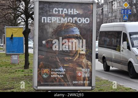 Zaporizhzhia, Ukraine. 18 mars 2024. Une affiche de recrutement pour les forces armées ukrainiennes est vue dans le centre de Zaporizhzhia. Lorsque la Russie a lancé son invasion à grande échelle en 2022, de nombreux Ukrainiens se sont portés volontaires pour défendre leur pays. Mais ce bassin est épuisé et une grande partie des hommes en âge de combattre ne veulent pas être déployés au front. Seuls les hommes âgés de 27 ans ou plus ont été recrutés, ceux servant sur le champ de bataille ayant en moyenne 40 ans Une nouvelle loi de mobilisation '''' qui doit être soumise à un vote parlementaire le 31 mars '''' vise à mettre à jour la loi du pays Banque D'Images