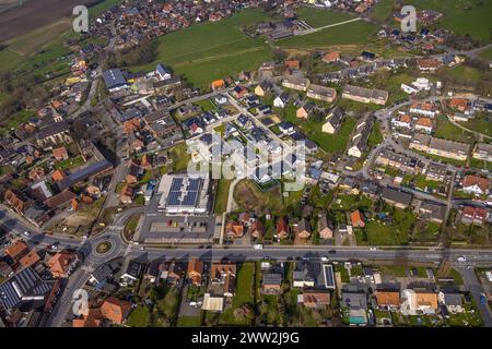 Luftbild, Wohngebiet Ortsansicht Ortsteil Dolberg, neuer REWE Supermarkt mit Solardach, Windräder, neuer Kreisverkehr Alleestraße und Uentroper Straße, Neubau Wohngebiet Hases Wiese, Kath. Prog Lambertus Kirche, Ahlen, Dolberg, Ruhrgebiet, Deutschland ACHTUNGxMINDESTHONORARx60xEURO *** vue aérienne, quartier résidentiel vue locale Dolberg, nouveau supermarché REWE avec toit solaire, éoliennes, nouveau cercle routier Alleestraße et Uentroper Straße, nouveau quartier résidentiel Hases Wiese, église catholique St Lambertus, Ahlen, Dolberg, Ruhr, Allemagne ATTENTIONxMINDESTHONORARx60xEURO Banque D'Images