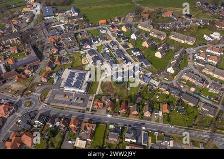 Luftbild, Wohngebiet Ortsansicht Ortsteil Dolberg, neuer REWE Supermarkt mit Solardach, Windräder, neuer Kreisverkehr Alleestraße und Uentroper Straße, Neubau Wohngebiet Hases Wiese, Kath. Prog Lambertus Kirche, Ahlen, Dolberg, Ruhrgebiet, Deutschland ACHTUNGxMINDESTHONORARx60xEURO *** vue aérienne, quartier résidentiel vue locale Dolberg, nouveau supermarché REWE avec toit solaire, éoliennes, nouveau cercle routier Alleestraße et Uentroper Straße, nouveau quartier résidentiel Hases Wiese, église catholique St Lambertus, Ahlen, Dolberg, Ruhr, Allemagne ATTENTIONxMINDESTHONORARx60xEURO Banque D'Images