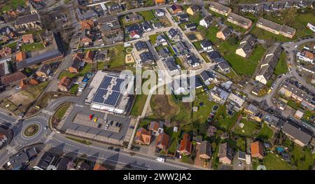 Luftbild, Wohngebiet Ortsansicht Ortsteil Dolberg, neuer REWE Supermarkt mit Solardach, Windräder, neuer Kreisverkehr Alleestraße und Uentroper Straße, Neubau Wohngebiet Hases Wiese, Kath. Prog Lambertus Kirche, Ahlen, Dolberg, Ruhrgebiet, Deutschland ACHTUNGxMINDESTHONORARx60xEURO *** vue aérienne, quartier résidentiel vue locale Dolberg, nouveau supermarché REWE avec toit solaire, éoliennes, nouveau cercle routier Alleestraße et Uentroper Straße, nouveau quartier résidentiel Hases Wiese, église catholique St Lambertus, Ahlen, Dolberg, Ruhr, Allemagne ATTENTIONxMINDESTHONORARx60xEURO Banque D'Images