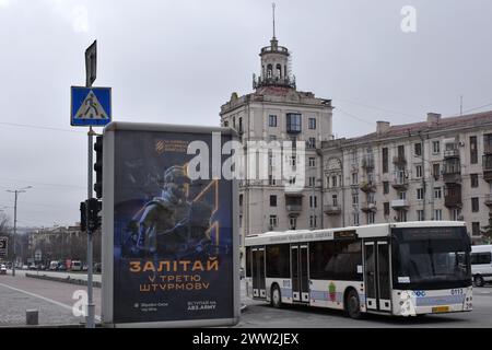 Zaporizhzhia, Ukraine. 18 mars 2024. Une affiche de recrutement pour les forces armées ukrainiennes est vue dans le centre de Zaporizhzhia. Lorsque la Russie a lancé son invasion à grande échelle en 2022, de nombreux Ukrainiens se sont portés volontaires pour défendre leur pays. Mais ce bassin est épuisé et une grande partie des hommes en âge de combattre ne veulent pas être déployés au front. Seuls les hommes âgés de 27 ans ou plus ont été recrutés, ceux servant sur le champ de bataille ayant en moyenne 40 ans Une nouvelle loi de mobilisation '''' qui doit être soumise à un vote parlementaire le 31 mars '''' vise à mettre à jour la loi du pays Banque D'Images