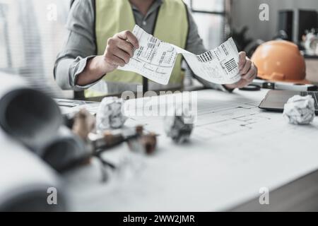 L'architecte a commis une erreur en concevant le plan et en déchirant le papier. Papier crump sur le plan. Concept d'échec, d'erreur et de problème. Banque D'Images