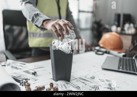 L'architecte a fait une erreur en concevant le plan et jeter le plan de rejet. Papier crump sur le plan. Concept d'échec, d'erreur et de problème. Banque D'Images