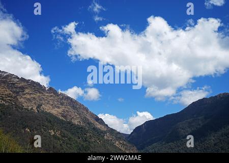 Paysage naturel de vue sur la montagne enneigée et chaîne de collines avec ciel bleu nuageux Banque D'Images