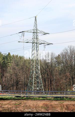 21 mars 2024, Bavière, Höchstadt d.Aisch : un câble électrique est suspendu à un poteau électrique sur l'autoroute A3 après qu'une pelle avec un accessoire de forage a touché et endommagé la ligne électrique sur un chantier de construction sur l'A3. L'autoroute A3 est entièrement fermée dans les deux sens entre Höchstadt-Nord et Höchstadt-Ost. Photo : Daniel Löb/dpa Banque D'Images