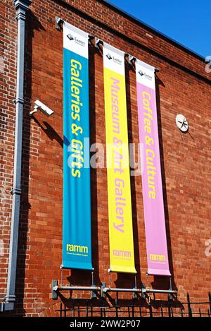 Bannières colorées sur le mur du Royal Albert Memorial Museum and Art Gallery du Conseil municipal d'Exeter, Exeter, Devon, Royaume-Uni, Europe. Banque D'Images