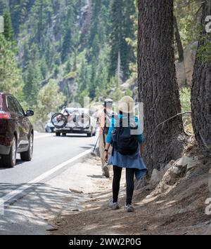 Les gens marchent sur le côté de Emerald Bay Road très fréquentée. Lac Tahoe. Californie. Banque D'Images