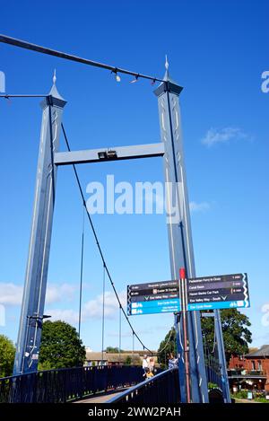 Les gens marchant à travers le pont suspendu Cricklepit sur la rivière Exe, Exeter, Devon, Royaume-Uni, Europe. Banque D'Images