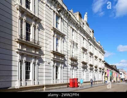 Grand bâtiment blanc le long de Queen Street dans le centre-ville, Exeter, Devon, Royaume-Uni, Europe. Banque D'Images