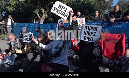 Des manifestants antigouvernementaux bloquent l’entrée de la Knesset, alors qu’ils s’enchaînent lors d’une manifestation contre le premier ministre israélien Benjamin Natanyahu et son gouvernement, appelant à la démission de Netanyahu et à des élections anticipées le 20 mars 2024 à Jérusalem. Banque D'Images