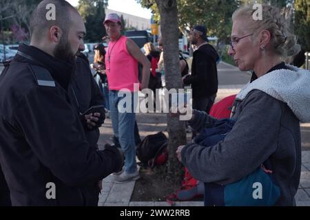 Des membres des forces de sécurité israéliennes vérifient la carte d’identité d’un manifestant alors que des manifestants antigouvernementaux bloquent l’entrée de la Knesset, s’enchaînant lors d’une manifestation contre le premier ministre israélien Benjamin Netanyahu et son gouvernement, appelant à la démission de Netanyahu et à des élections anticipées le 20 mars. 2024 à Jérusalem. Israël Banque D'Images