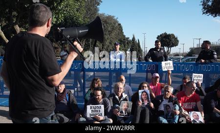 Des manifestants antigouvernementaux bloquent l’entrée de la Knesset, alors qu’ils s’enchaînent lors d’une manifestation contre le premier ministre israélien Benjamin Natanyahu et son gouvernement, appelant à la démission de Netanyahu et à des élections anticipées le 20 mars 2024 à Jérusalem. Banque D'Images