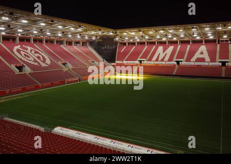 MEWA Arena Mainz Blick auf die MEWA-Tribüne und Kömmerling-Tribüne, Süd Ost Tribüne BEI Nacht logo des 1. FSV Mainz 05 auf den Sitzreihen grüner Rasen mit partieller Rasenbeleuchtung Symbolfoto Mainz MEWA-Arena Rheinland-Pfalz Deutschland *** MEWA Arena Mainz vue de la tribune MEWA et de la tribune Kömmerling, tribune sud-est la nuit logo du 1 FSV Mainz 05 sur les rangées de sièges pelouse verte avec éclairage partiel symbole photo Mainz MEWA Arena Rhénanie-Palatinat Allemagne Copyright : xBEAUTIFULxSPORTS/Hahnex Banque D'Images