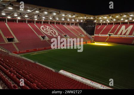 MEWA Arena Mainz Blick auf die MEWA-Tribüne und Kömmerling-Tribüne, Süd Ost Tribüne BEI Nacht logo des 1. FSV Mainz 05 auf den Sitzreihen grüner Rasen mit partieller Rasenbeleuchtung Symbolfoto Mainz MEWA-Arena Rheinland-Pfalz Deutschland *** MEWA Arena Mainz vue de la tribune MEWA et de la tribune Kömmerling, tribune sud-est la nuit logo du 1 FSV Mainz 05 sur les rangées de sièges pelouse verte avec éclairage partiel symbole photo Mainz MEWA Arena Rhénanie-Palatinat Allemagne Copyright : xBEAUTIFULxSPORTS/Hahnex Banque D'Images