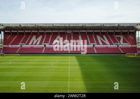 MEWA Arena Mainz Blick auf die Kömmerling-Tribüne, Süd Tribüne aus Blickrichtung von der Haupttribüne BEI Sonnenschein, die Hälfte des Rasens liegt im Schatten grüner Rasen Symbolfoto Mainz MEWA-Arena Rheinland-Pfalz Deutschland *** MEWA Arena Mainz vue de la tribune de Kömmerling, tribune sud depuis la tribune principale sous le soleil, la moitié de la pelouse est dans l'ombre vert symbole de pelouse photo Mainz MEWA Arena Rhénanie-Palatinat Allemagne Copyright : xBEAUTIFULxSPORTS/Hahnex Banque D'Images