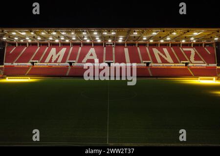 MEWA Arena Mainz Blick auf die Kömmerling-Tribüne, Süd Tribüne BEI Nacht Schriftzug Mainz auf den Sitzreihen grüner Rasen mit partieller Rasenbeleuchtung Symbolfoto Mainz MEWA-Arena Rheinland-Pfalz Deutschland *** MEWA Arena Mainz vue de la tribune de Kömmerling, tribune sud la nuit Mainz lettrage sur les rangées de sièges pelouse verte avec éclairage partiel de pelouse symbole photo Mainz MEWA Arena Rhénanie-Palatinat Allemagne Copyright : xBEAUTIFULxSPORTS/Hahnex Banque D'Images