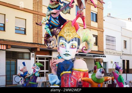 Les sculptures et monuments en bois et papier mâché connus sous le nom de Las Fallas en célébration de la Saint Joseph dans la ville valencienne d'Oliva, en Espagne Banque D'Images