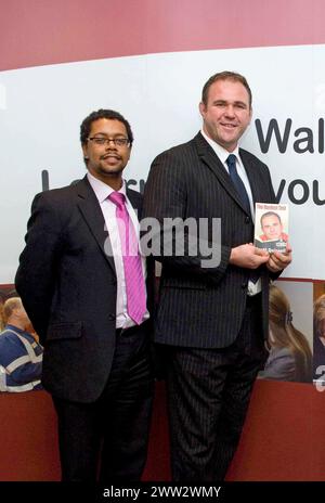 Photo de Vaughan Gething, qui a été confirmé comme nouveau premier ministre du pays de Galles par le parlement gallois hier. Il est photographié lors d'un événement à Newport aux côtés de l'ancien joueur de rugby gallois Scott Quinell en novembre 2008. Banque D'Images