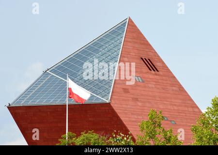 Musée de la seconde Guerre mondiale Gdansk ou Musée de Gdansk de la seconde Guerre mondiale et le drapeau national de Pologne avec espace copie à Gdansk, Pologne, Europe, UE Banque D'Images