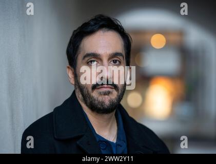 Le réalisateur suédois Levan Akin photographié dans la vieille ville de Stockholm, en Suède, le 19 mars 2024. Photo : Anders Wiklund / TT / Code 10030 Banque D'Images