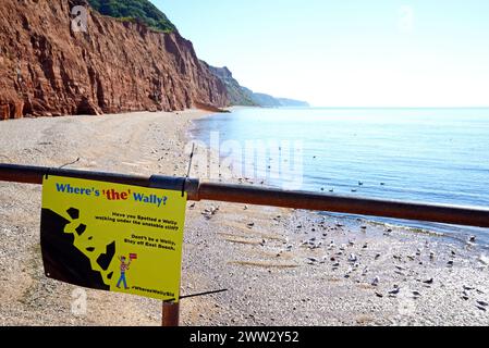 SIDMOUTH, Royaume-Uni - 08 AOÛT 2022 – où est le panneau Wally avec vue sur la plage et les falaises à Pennington point, Sidmouth, Devon, Royaume-Uni, Europe, Augu Banque D'Images