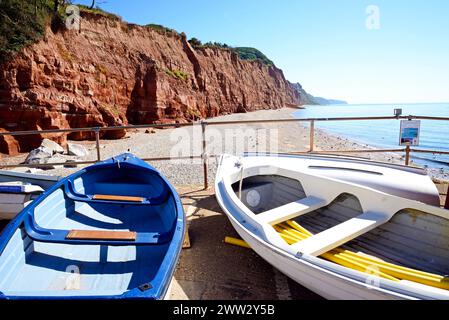 Bateaux amarrés le long de la plage avec vue sur la plage et les falaises à Pennington point, Sidmouth, Devon, Royaume-Uni, Europe. Banque D'Images