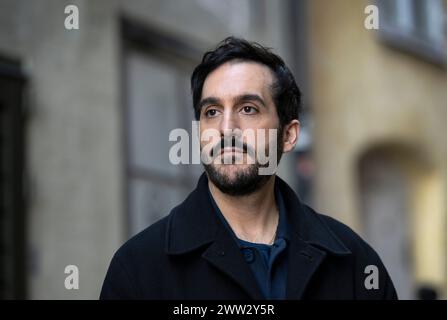 Le réalisateur suédois Levan Akin photographié dans la vieille ville de Stockholm, en Suède, le 19 mars 2024. Photo : Anders Wiklund / TT / Code 10030 Banque D'Images