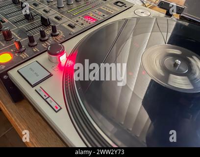 tourne-disque jouant de la musique de disque vinyle Banque D'Images