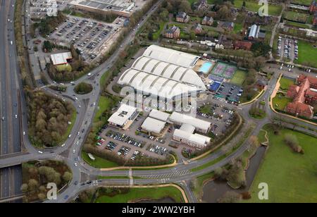 Vue aérienne du David Lloyd Centre Cheadle sud de Manchester. Le premier Inn sur Cheadle Royal Busniess Park est également montré Banque D'Images