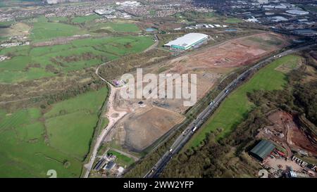 Vue aérienne du site de développement de Chatterley Valley le long de la route A500 à Stoke on Trent. Le bâtiment blanc est le siège de JCB. Banque D'Images