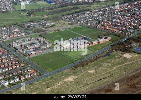 Vue aérienne de l'école AKS Lytham avec des terrains de sport et le logement Bailey Avenue Banque D'Images