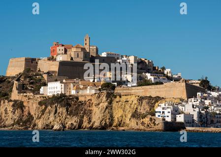 Ibiza vieille ville vue avec la cathédrale Santa Maria et le mur de la forteresse au sommet de la colline, Ibiza, Îles Baléares, Espagne Banque D'Images