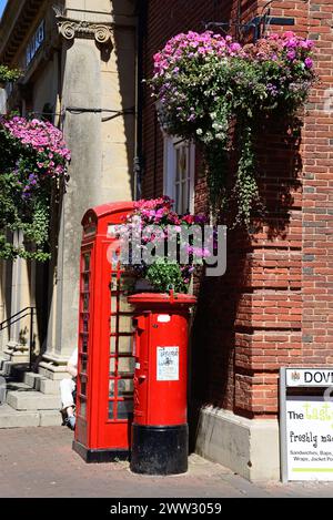 Boîte téléphonique rouge traditionnelle et boîte postale dans la vieille ville, Sidmouth, Devon, Royaume-Uni, Europe. Banque D'Images