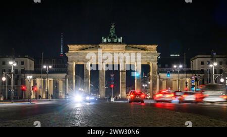 DAS Brandenburger Tor, Am Abend - Lichter der Grossstadt Berlinbilder - Strassen - Aufnahmen 24.02. 2024, Foto : Uwe Koch/HMB Media/Alamy Banque D'Images