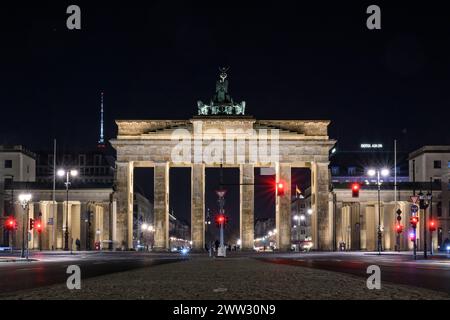 DAS Brandenburger Tor, Am Abend - Lichter der Grossstadt Berlinbilder - Strassen - Aufnahmen 24.02. 2024, Foto : Uwe Koch/HMB Media/Alamy Banque D'Images